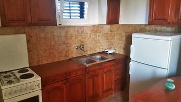 Apartment, Multiple Beds | Private kitchen | Stovetop