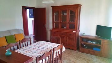 Apartment, Multiple Beds | Private kitchen | Stovetop