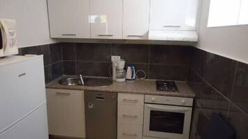 House, Multiple Beds | Private kitchen | Stovetop, dishwasher, cookware/dishes/utensils