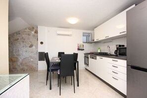 ハウス ベッド (複数台) | 専用キッチン | コンロ、食器洗い機、調理器具と食器