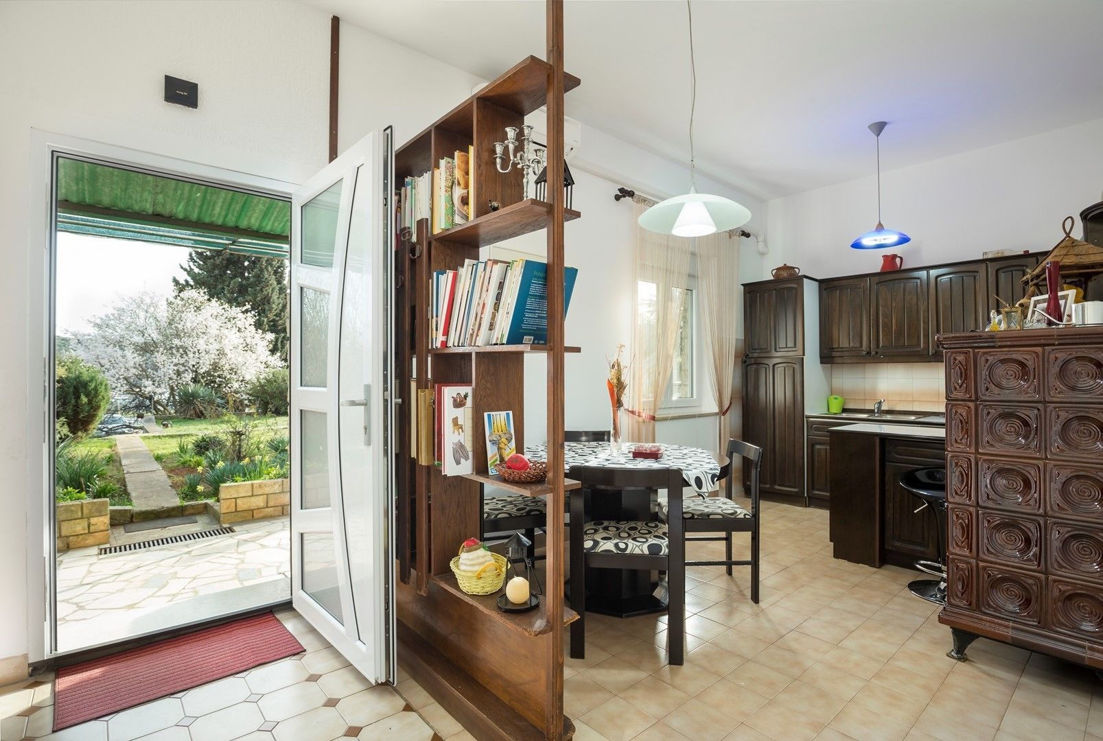 Apartment, Mehrere Betten | Wohnzimmer | Fernseher