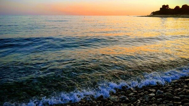 Una playa cerca, sillas reclinables de playa
