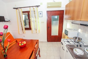 Apartment, 1 Double Bed | Private kitchen