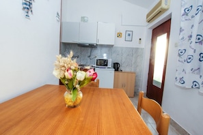 Apartment, Multiple Beds | Private kitchen