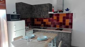 Frigorífico, microondas, placa de cocina y lavavajillas