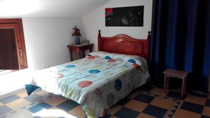 2 dormitorios, escritorio, tabla de planchar con plancha y wifi