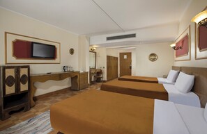 Habitación triple estándar, 3 camas individuales, vista a la ciudad | Minibar y caja de seguridad en la habitación 