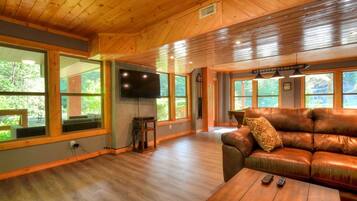 Cabin, 3 Bedrooms | Ruang tamu | TV