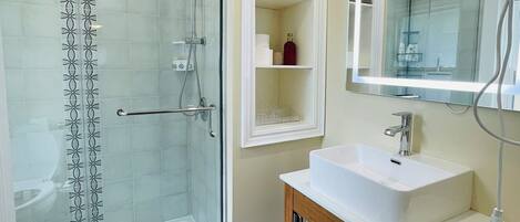 Baignoire, séchoir à cheveux, bidet, serviettes fournies