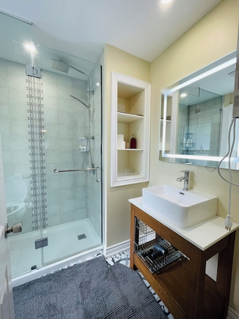 Bathtub, hair dryer, bidet, towels. Comfort Home Stays - Central Niagara Ideal For Families or Groups