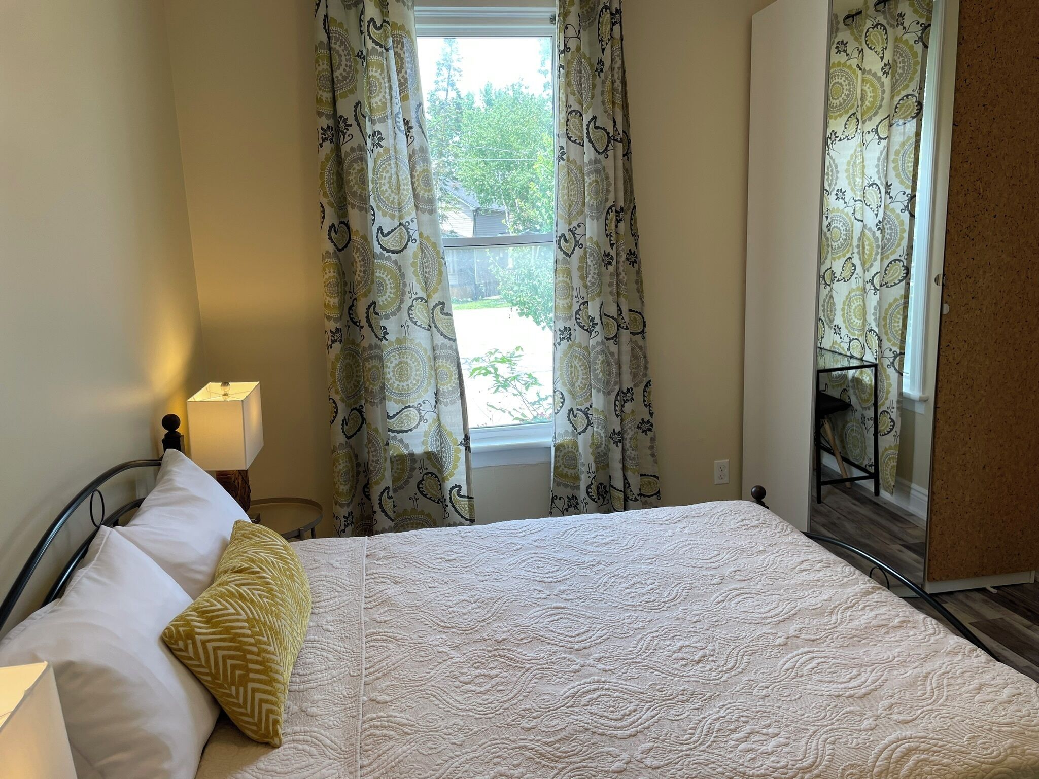 3 habitaciones, escritorio, tabla de planchar con plancha y wifi gratis 