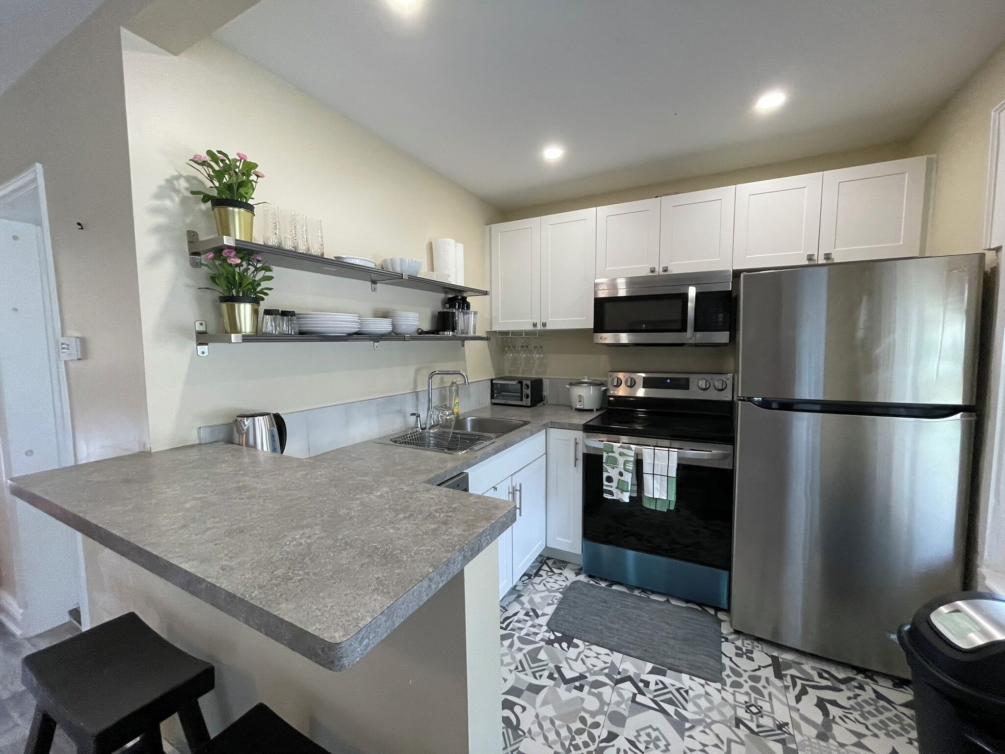 Kühlschrank, Mikrowelle, Ofen, Herdplatte