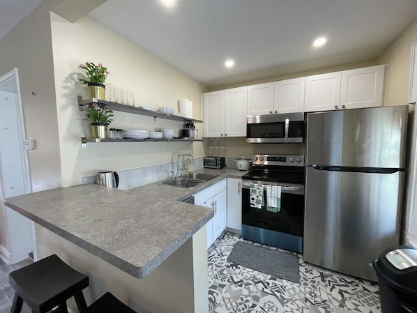 Kylskåp, mikrovågsugn, ugn och spishäll