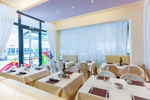 Frühstück, Mittagessen, Abendessen, italienische Küche 