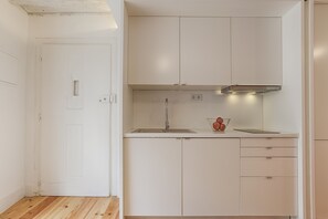 Fridge, microwave, stovetop, coffee/tea maker - LxWay Apartments Downtown (Lisbon)