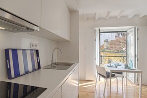 Fridge, microwave, stovetop, coffee/tea maker - LxWay Apartments Downtown (Lisbon)