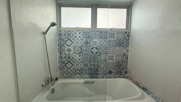 2 Bedroom Suite Jacuzzi | Bathroom | Free toiletries, hair dryer, slippers, towels