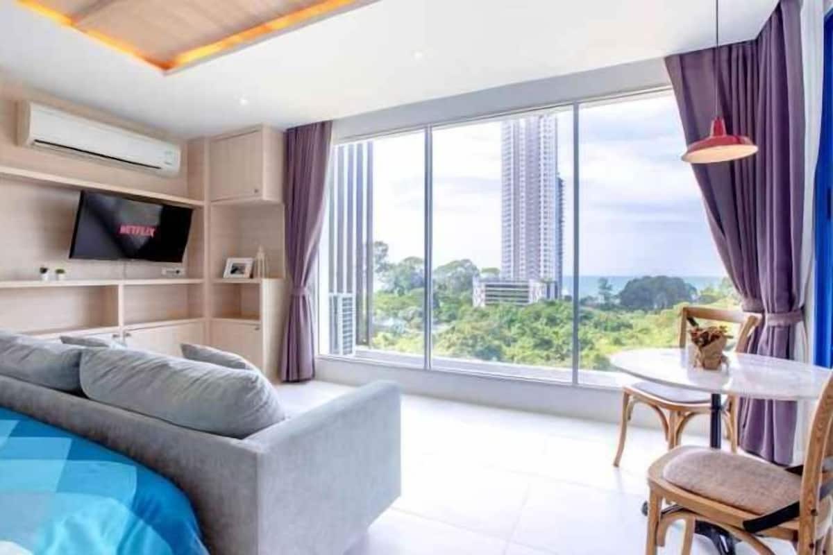 2 bedrooms, in-room safe, desk, blackout drapes