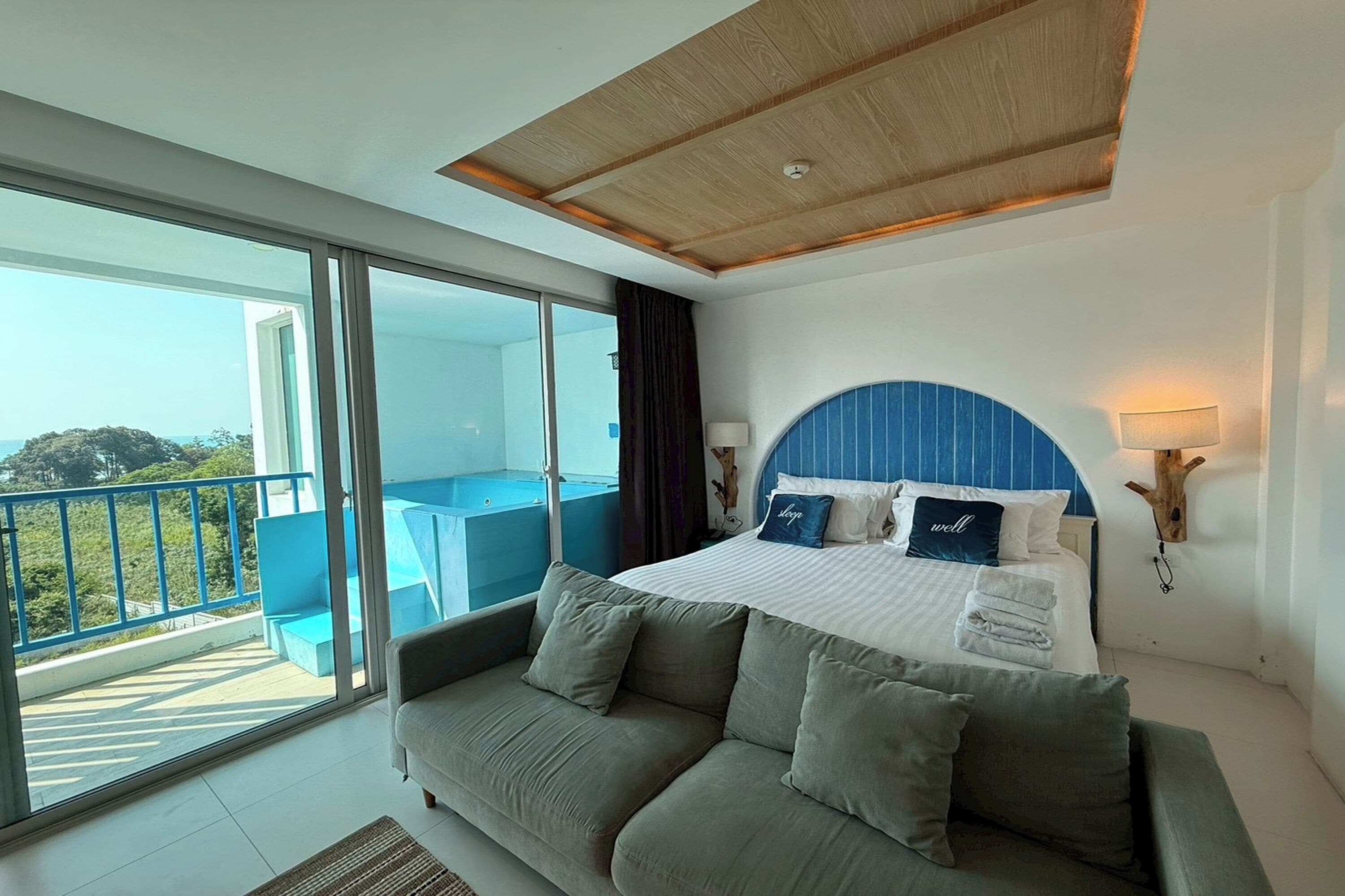 Deluxe Ocean View Jacuzzi | Desk, iron/ironing board, free WiFi, bed sheets