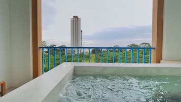 2 Bedroom Duplex Jacuzzi | 2 svefnherbergi, öryggishólf í herbergi, skrifborð