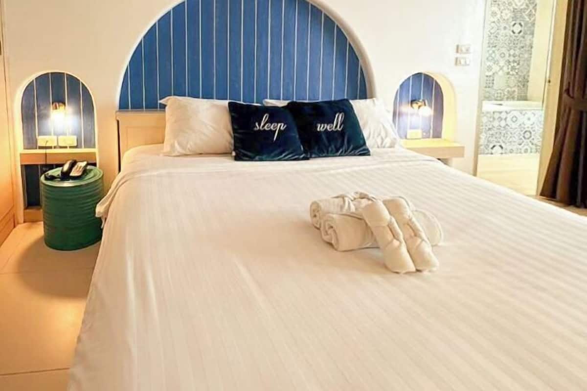 2 bedrooms, in-room safe, desk, blackout drapes