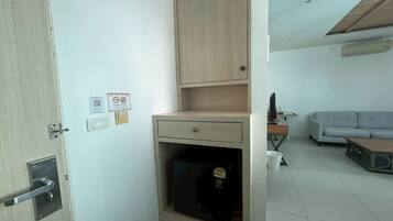 1 Bedroom Suite Jacuzzi Seaview | Escritorio, tabla de planchar con plancha, wifi gratis y ropa de cama