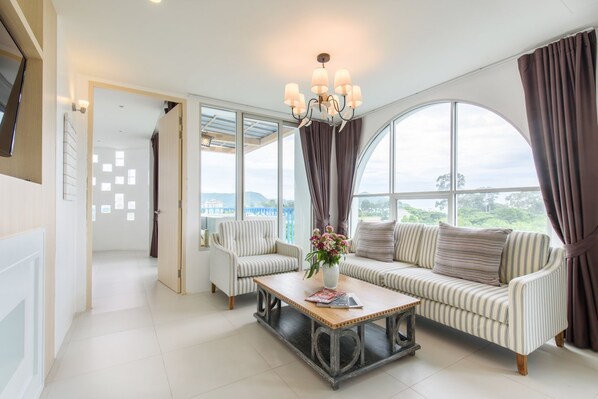 خزنة داخل الغرفة ومكتب وستائر تعتيم وواي فاي مجانًا