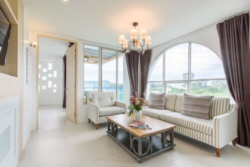 Costa Village Jacuzzi Bangsaray