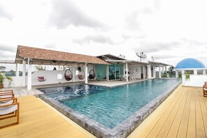 Una piscina al aire libre