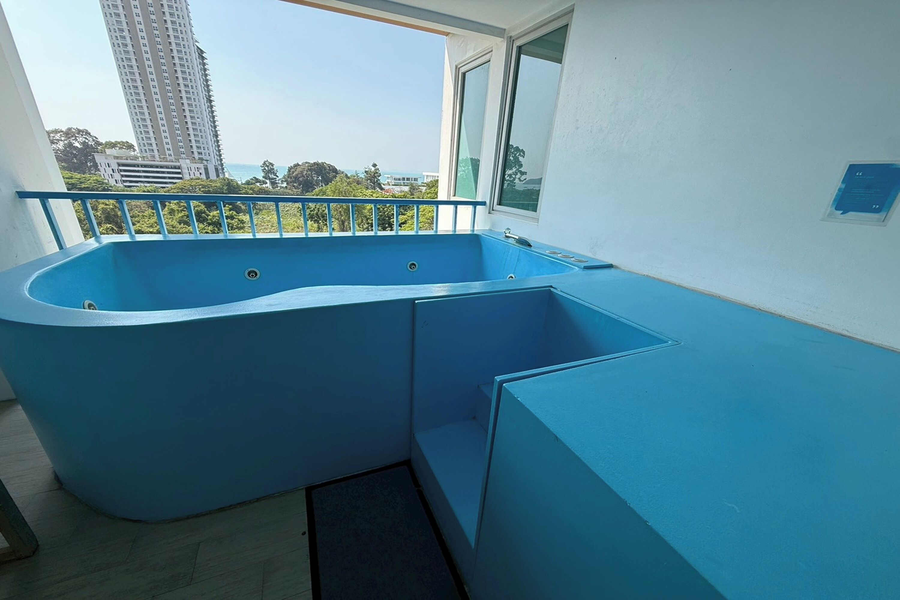 Deluxe Ocean View Jacuzzi | Bathroom | Free toiletries, hair dryer, slippers, towels
