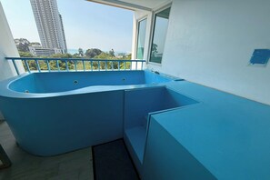 Deluxe Ocean View Jacuzzi | Kamar mandi | Perlengkapan mandi gratis, pengering rambut, sandal, dan handuk