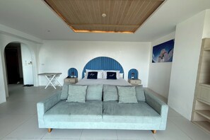Deluxe Ocean View Jacuzzi | Skrivbord, strykjärn/strykbräda, gratis wi-fi och sängkläder