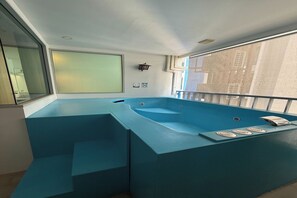 2 Bedroom Suite Jacuzzi | Skrivbord, strykjärn/strykbräda, gratis wi-fi och sängkläder
