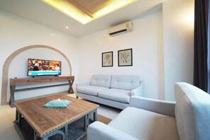 1 Bedroom Suite Jacuzzi Seaview | Desk, iron/ironing board, free WiFi, bed sheets - Costa Village Jacuzzi Bangsaray (Sattahip)