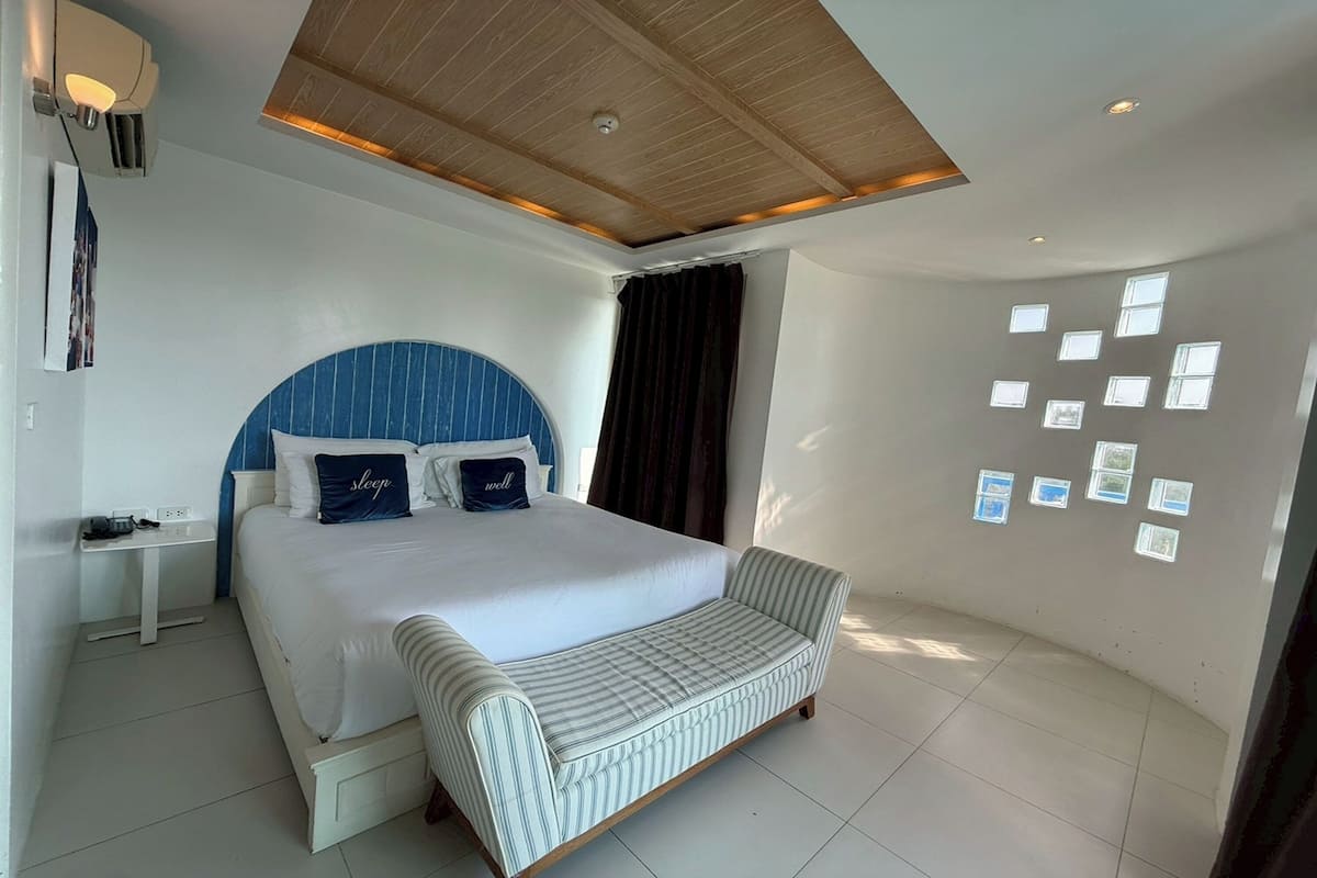 2 Bedroom Suite Jacuzzi Seaview | Escritorio, tabla de planchar con plancha, wifi gratis y ropa de cama