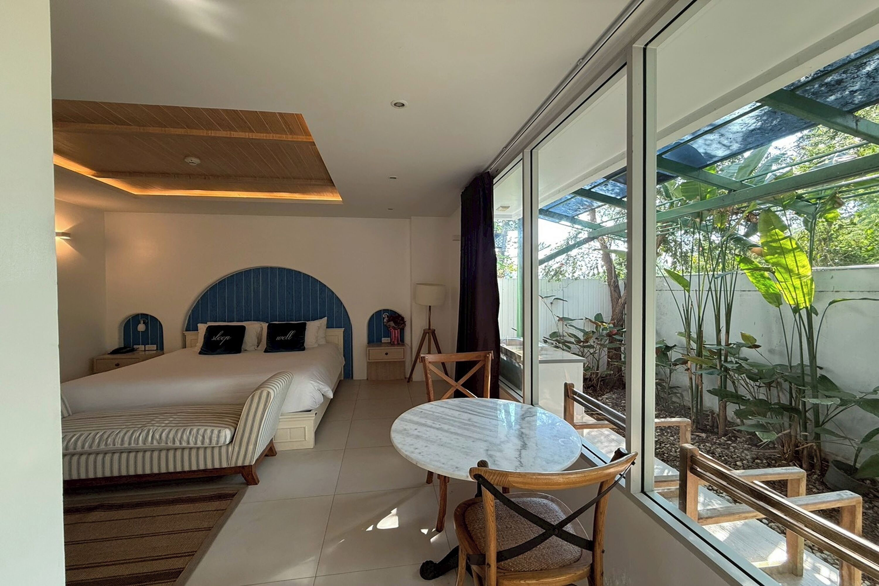 Premier Jacuzzi | Escritorio, tabla de planchar con plancha, wifi gratis y ropa de cama