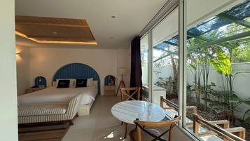 Premier Jacuzzi | Escritorio, tabla de planchar con plancha, wifi gratis y ropa de cama