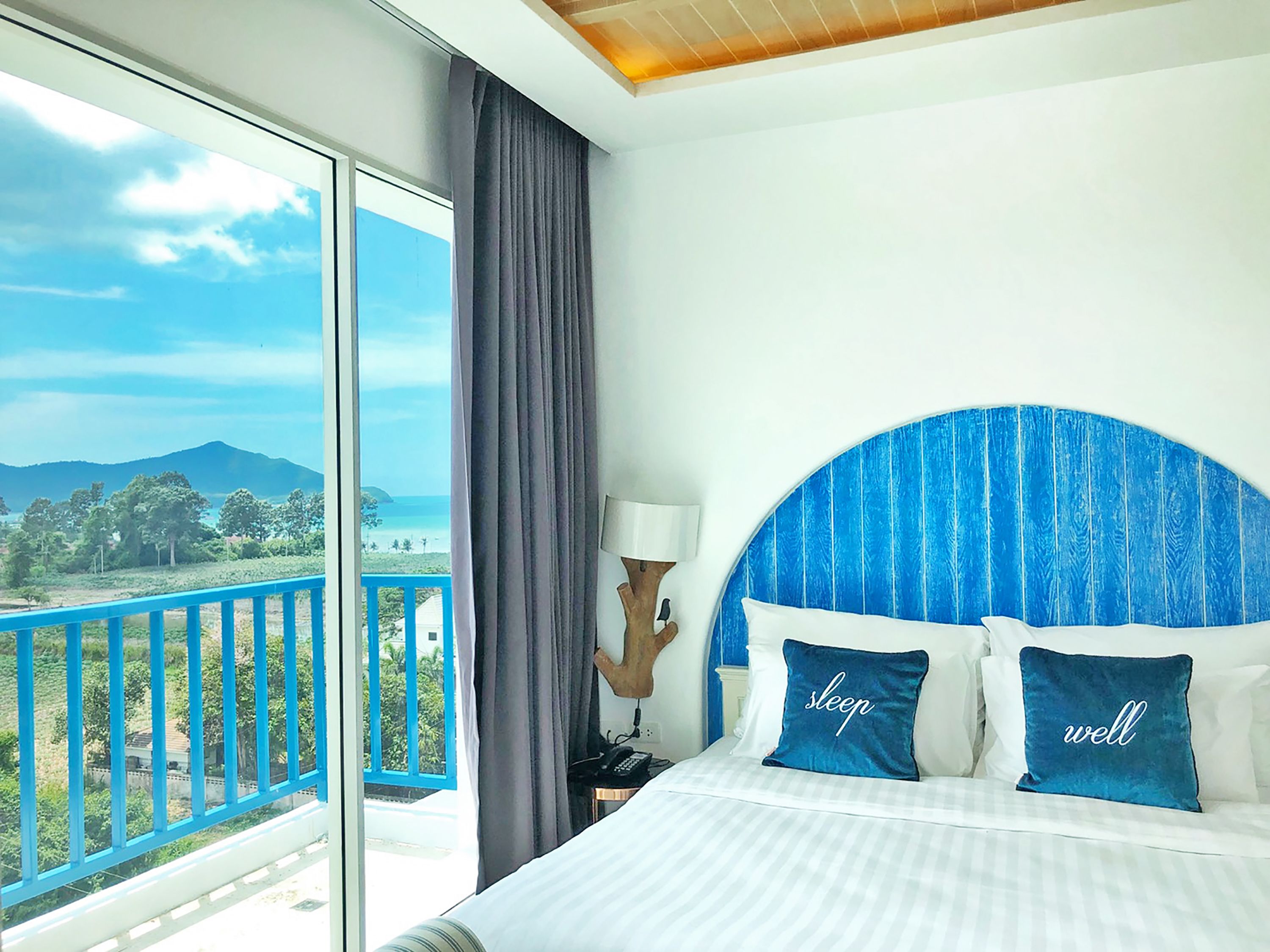 1 Bedroom Suite Jacuzzi | In-room safe, desk, blackout drapes, free WiFi