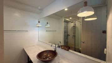 Duplex Suite | Badkamer | Gratis toiletartikelen, een haardroger, pantoffels, handdoeken