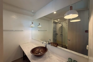 Suite | Badkamer | Gratis toiletartikelen, een haardroger, pantoffels, handdoeken
