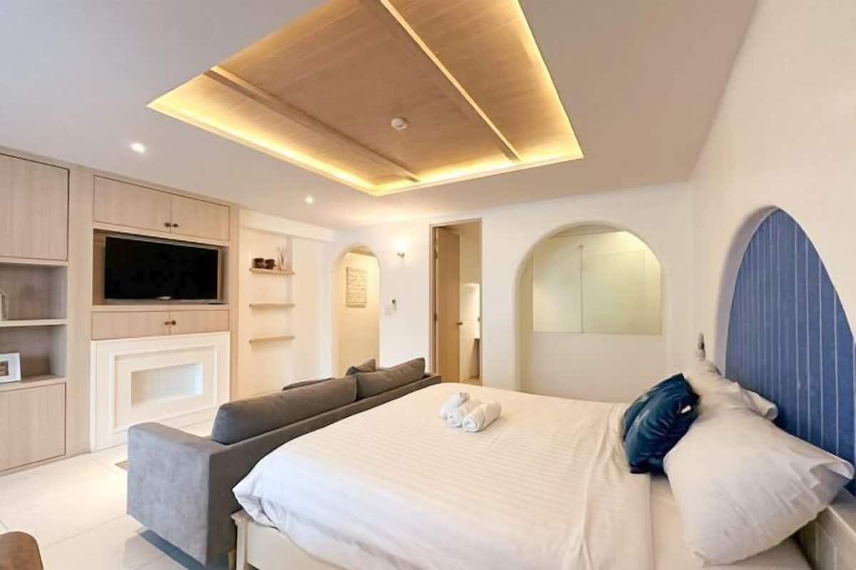 2 bedrooms, in-room safe, desk, blackout drapes