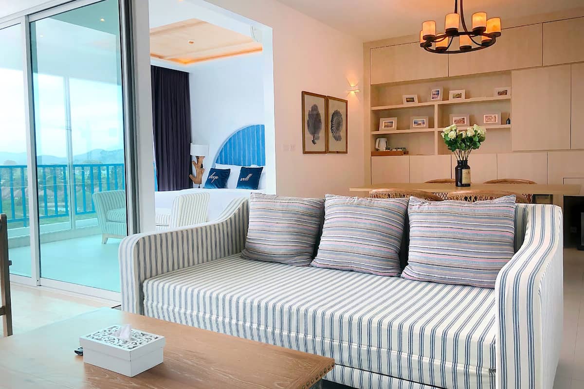 1 Bedroom Suite Jacuzzi | Living area | Flat-screen TV