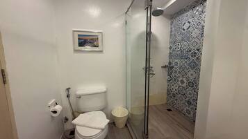 Duplex Suite | Baño | Artículos de higiene personal gratuitos, secador de pelo y zapatillas