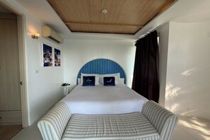 2 Bedroom Suite Jacuzzi Seaview | Desk, iron/ironing board, free WiFi, bed sheets - Costa Village Jacuzzi Bangsaray (Sattahip)