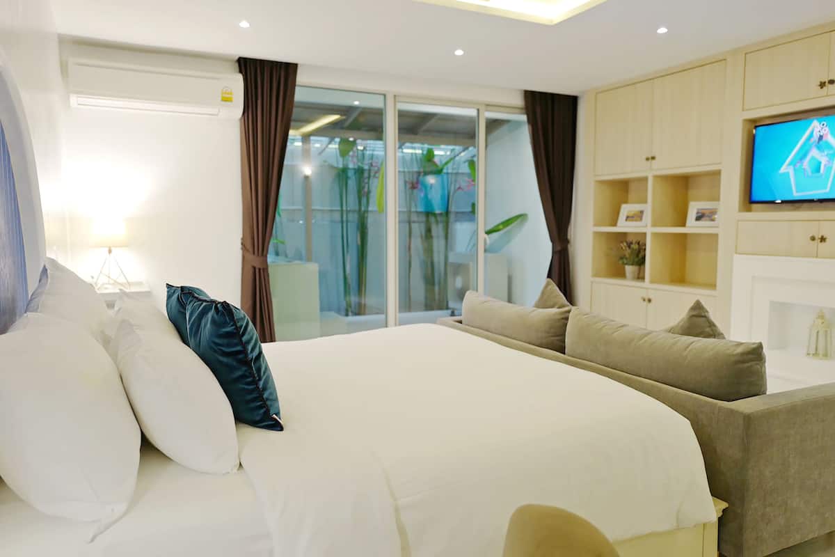Premier Jacuzzi | 2 bedrooms, in-room safe, desk, blackout drapes
