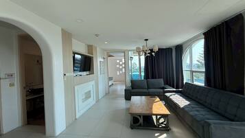 2 Bedroom Suite Jacuzzi Seaview | Living area
