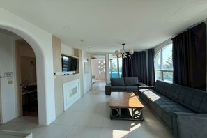2 Bedroom Suite Jacuzzi Seaview | Living area | 32-inch flat-screen TV with cable channels, TV - Costa Village Jacuzzi Bangsaray (Sattahip)