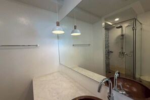  Duplex Suite | Kamar mandi | Perlengkapan mandi gratis, pengering rambut, sandal, dan handuk