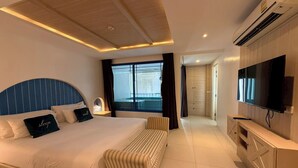 Een moderne hotelkamer met een groot bed, een televisie en uitzicht.