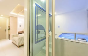 Deluxe Jacuzzi | 2 bedrooms, in-room safe, desk, blackout drapes